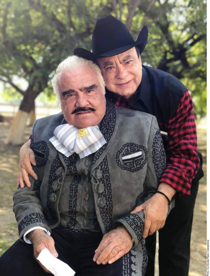 Tras conocerse la noticia del deceso de su padre, Gerardo y Vicente Fernández junior dejaron el hospital sin detenerse a hablar con los medios de comunicación. El cuerpo de Fernández permanecerá unas horas en una funeraria local y luego será trasladado hasta la arena que lleva su nombre donde se prevé un homenaje masivo. 