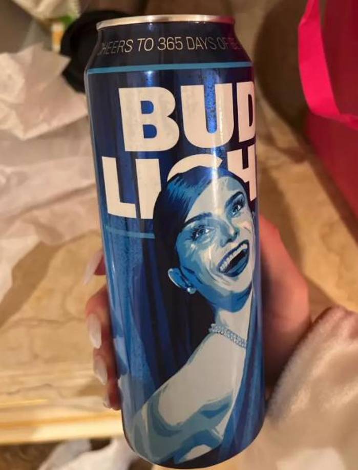 “Déjenme decirles algo a todos ustedes y ser lo más claro y conciso posible”, dijo Rock en un video que lo muestra disparar a varias cajas de la cerveza con el rostro de Mulvaney con un rifle semiautomático.