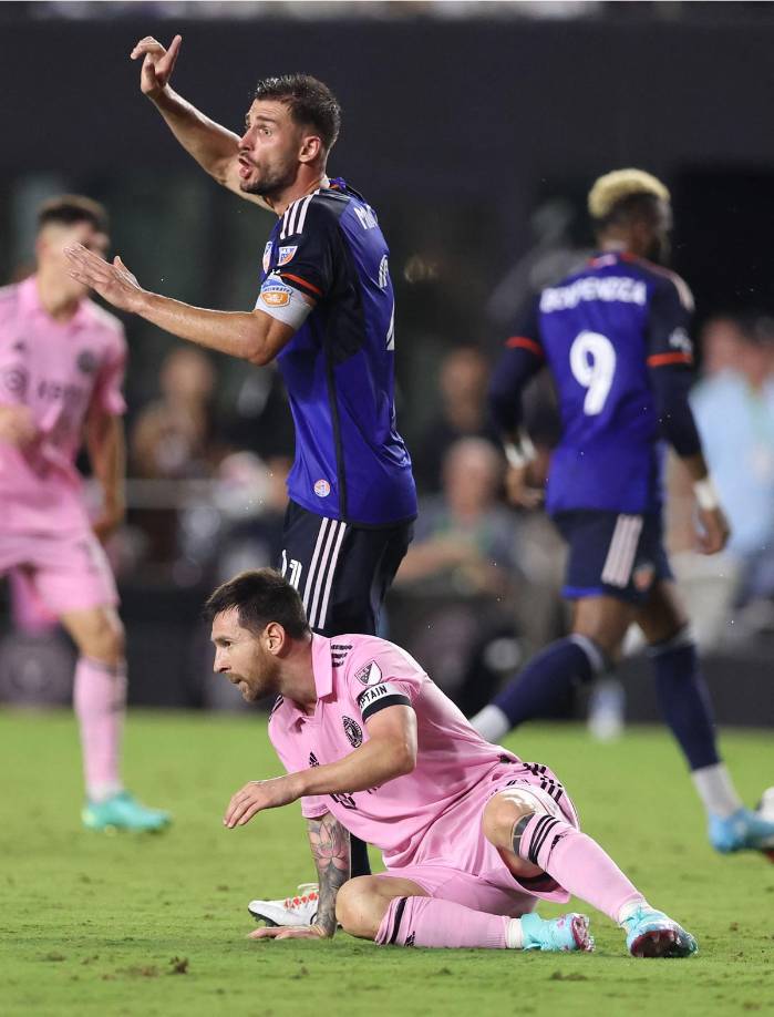 A Messi lo recibieron con una falta cerca del área del FC Cincinnati.