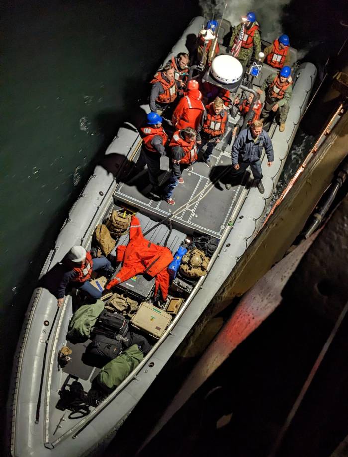 La Oficina Federal de Investigaciones asumió la custodia de los restos para su análisis. Las operaciones para recuperar el segundo objeto continúan en el hielo marino cerca de Deadhorse, Alaska. “Las condiciones climáticas del Ártico, incluida la sensación térmica, la nieve y la luz diurna limitada” inciden en las operaciones, dijo el ejército. 