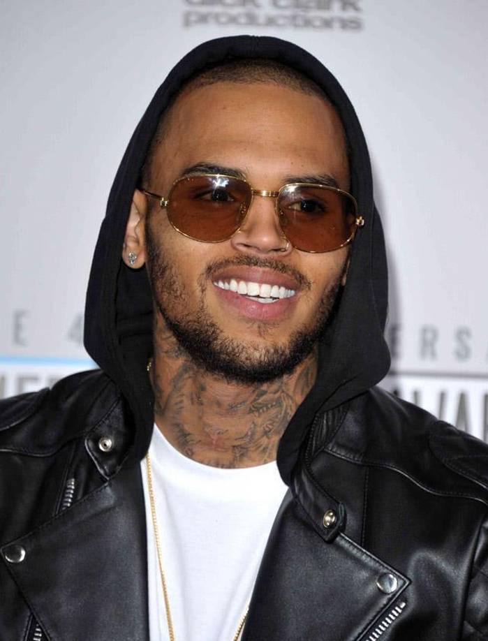 <b>Levi McCathern</b>, abogado del cantante, afirmó que en caso de obtener daños compensatorios, Brown destinará una parte a sobrevivientes de violencia sexual. <i><b>Chris Brown: violencia detrás de cámaras</b></i> también profundiza en otros <b>incidentes legales y de violencia</b> asociados con el artista, cuya carrera ha estado marcada por el éxito en la industria musical, pero también por numerosas controversias.