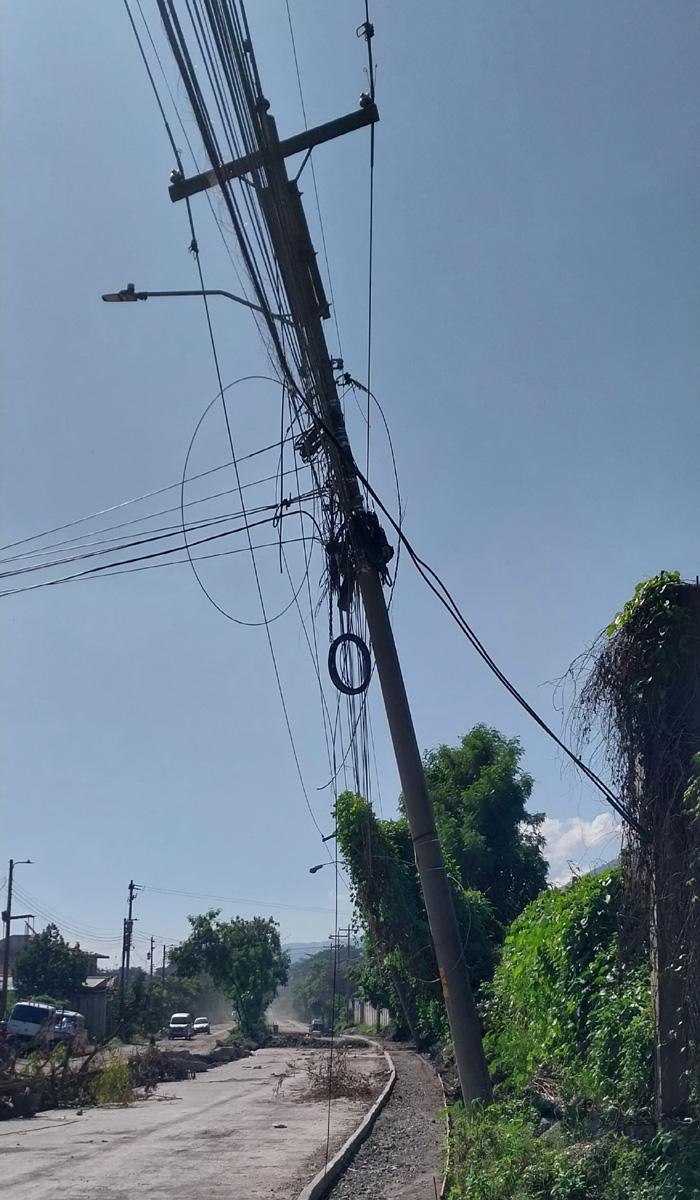 Residencial Palos Verdes grita “¡Ayuda!”: postes a punto de colapsar