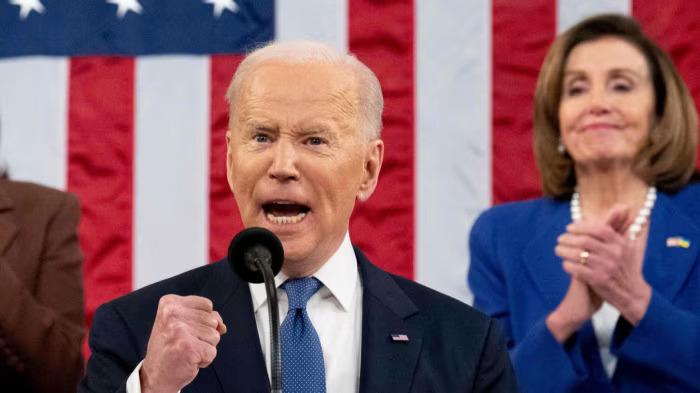 Nancy Pelosi sugiere que Biden debería repensar su candidatura a la reelección