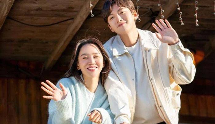 <b>“DE VUELTA A SAMDAL-RI”</b>Cuando su carrera profesional se hunde, una fotógrafa (Shin Hye-sun) vuelve a su pueblo y se reencuentra con un amigo de la infancia (Ji Chang-wook), reavivando la llama de su fallida historia de amor a través de 16 episodios. 
