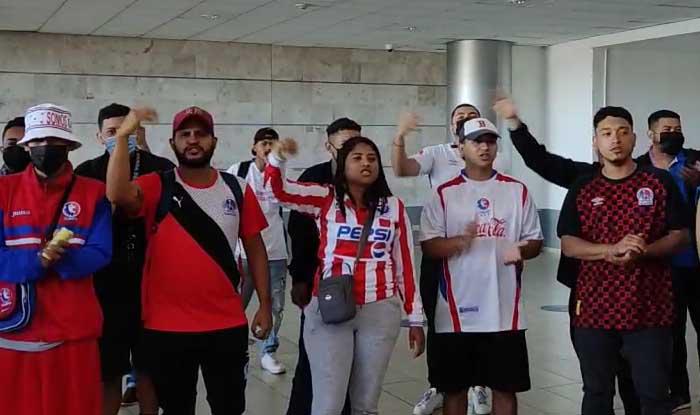 Afición del Olimpia sorprendió en la salida del cuadro albo rumbo a Costa Rica