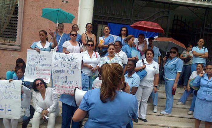 Enfermeras protestan exigiendo plazas permanentes a la Sesal