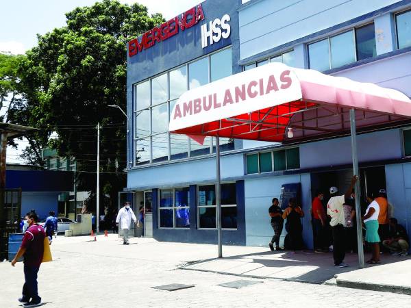 <b>Familiares aguardan afuera de la emergencia del hospital regional del IHSS, mientras pacientes son atendidos hasta en sillas. Fotos: Franklyn Muñóz y Cortesía.</b>
