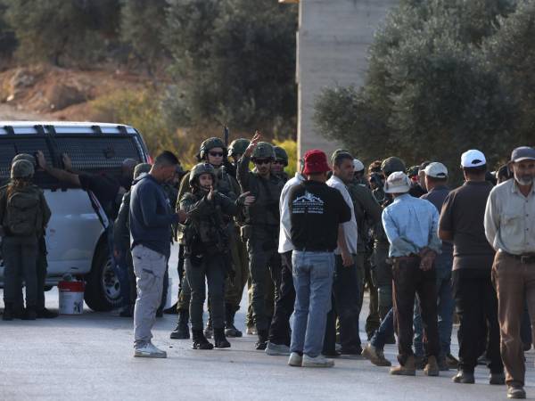 Tropas israelíes detienen a agricultores palestinos para realizar registros mientras intentan llegar a sus tierras para la cosecha de aceitunas, a pesar de haber realizado una coordinación previa, cerca de la localidad de Beita, al sur de Nablus, en Cisjordania, el 20 de octubre de 2026. EFE/EPA/ALAA BADARNEH