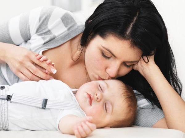 Tener a un bebé no es cosa sencilla. En teoría lleva consigo una planeación muy detallada y en la práctica aquello que se planeó se derrumba una y otra vez. Por supuesto, nadie en este mundo es una genio en el cuidado de los bebés.Si es la primera vez que estás criando a un bebé, seguramente uno de los problemas más comunes es lograr que se pueda dormir. ¡Y no sólo eso! Conseguir que pueda descansar varias horas seguidas también es una preocupación.A continuación te brindamos algunos tips que harán tus noches y las de él o ella más fáciles.