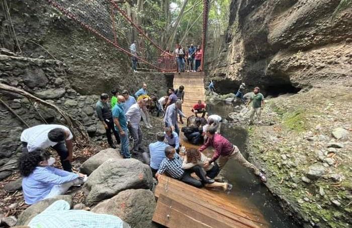 Video: Inauguran puente colgante en México y se desploma dejando herido a alcalde