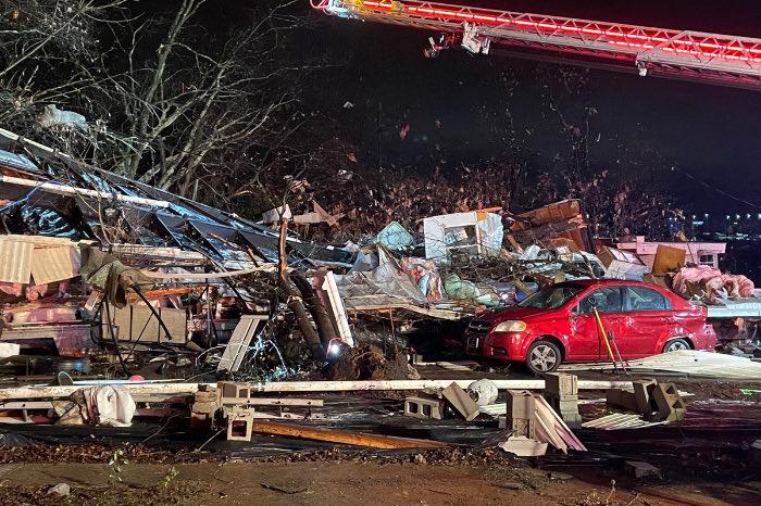 Tornados causan al menos seis muertos y apagones en Tennessee, EEUU