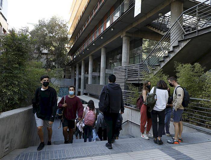 <b>Desconfiar de empujones y acercamientos sospechosos</b>Sin convertirse en una persona aprensiva, debes estar pendiente de quien se te acerque de forma poco natural y tener bien sujeto el bolso con las manos en los momentos y situaciones en las que haya mucha gente. 