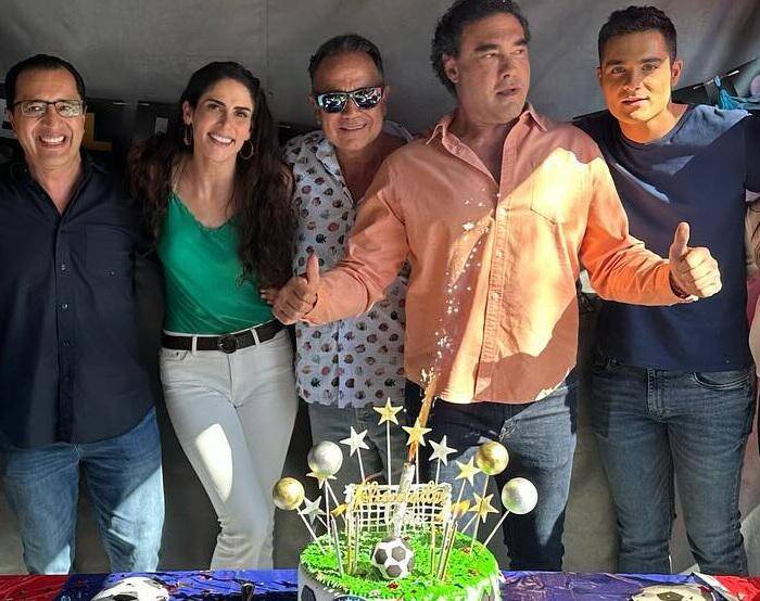 Eduardo Yáñez, quien trabajó en tres telenovelas con Nicandro Díaz, se dijo afectado por la noticia. Destacó que durante esos proyectos logró una gran amistad con el productor, con quien dejó pendiente una comida. “Me siento como cuando murió Ernesto Alonso, como que me quedé (sin las personas) que te cuidan, que te quieren, que te ayudan, que te ofrecen su amor sincero, me siento de la chin?@!”, expresó. “Grandes éxitos que le debo. Nos hicimos muy unidos, más como hermanos, él estaba por regresar y mira, para mí no se ha ido, me quedo con todo el agradecimiento que le puedo dar”, aseguró.