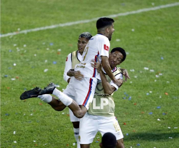 Gabriel Araújo Carvalho celebrando con Yan Maciel su gol para el 1-0 del Olimpia. Venía de darle el título al León en la Liga Concacaf con otro gol de tiro libre.