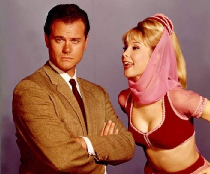 'Mi bella genio' fue protagonizada por Barbara Eden como un genio de 2000 años y Larry Hagman como un astronauta que se convierte en su amo, con quien se enamora y finalmente se casa.