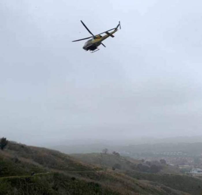 También salió esta captura de un video en donde un vecino de Glendale, California, filmó el momento en que el helicóptero de Kobe Bryant estaba volando en círculos sobre su casa minutos antes del accidente.