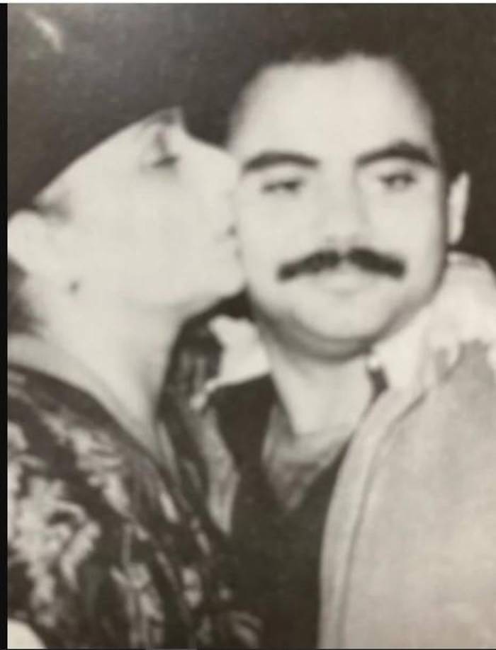 Dixon, el primer hijo de Griselda fue apresado al mismo tiempo que su madre, lo asesinaron poco tiempo después de que obtuvo su libertad en 1992. Si bien, algunos alegan que su deceso fue por razones desconocidas, en la serie de Netflix, recrearon una curiosa escena en la que sufre un ataque en la vía pública.