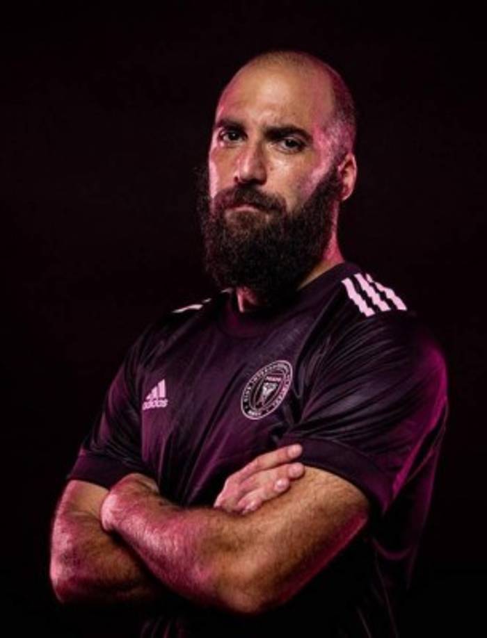 Llegó al Inter Miami en 2020. Este proyecto es de David Beckham, histórico jugador inglés. Higuaín es el jugador franquicia del club y su imagen dista de lo que fue en sus inicios.