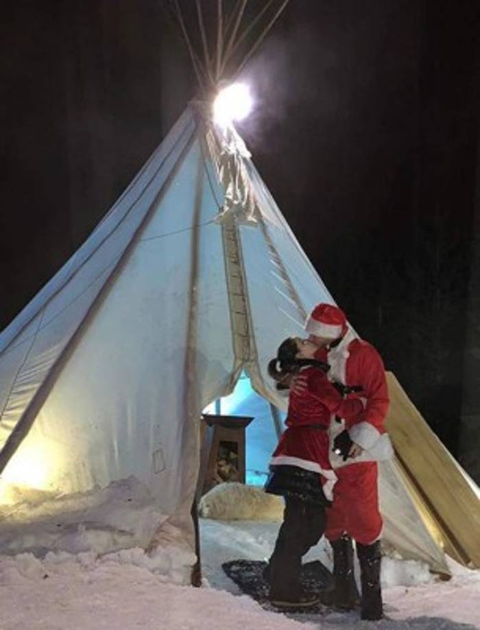 El francés Lucas Hernández, del Atlético de Madrid, se vistió de Papá Noel en estas fiestas navideñas en los Alpes franceses junto a su pareja Amelia Lorente.