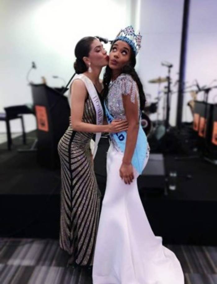 Grisell, quien ganó mucha popularidad con las otras misses por su carisma, mostró una tierna imagen felicitando a la nueva Miss Mundo 2019.