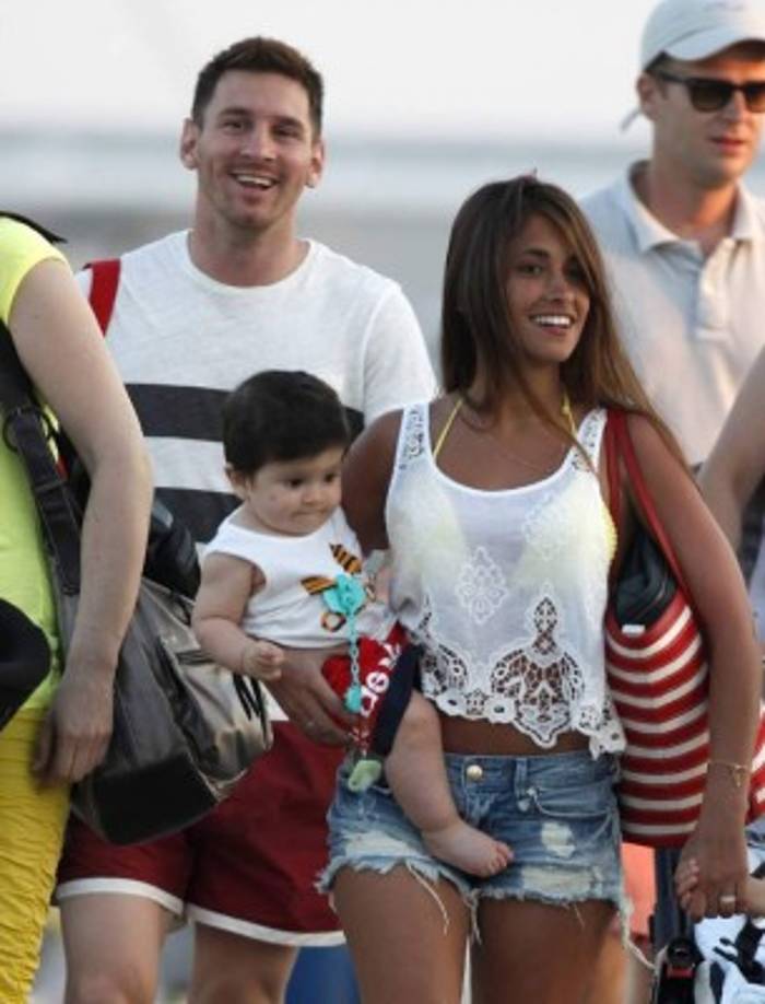 Julio de 2013. Messi, Antonella y el pequeño Thiago llegan a Ibiza para pasar sus vacaciones junto a sus amigos Cesc Fábregas y Daniella Semaan.