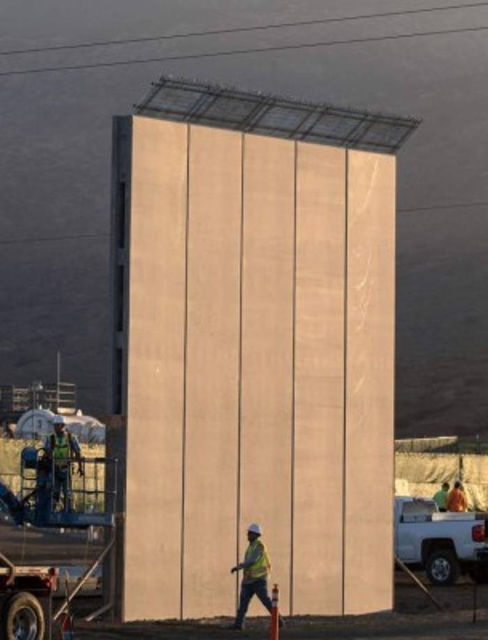 Las firmas, que construirán cuatro prototipos de cemento y otros cuatro de otros materiales, tienen desde el martes 30 días para levantar sus modelos de muro, cuyos prototipos son trabajados en una zona muy vigilada por las fuerzas del orden, en espacios de 60 por 60 pies (18 x 18 metros) y a escasos metros de la ya existente valla fronteriza con México.