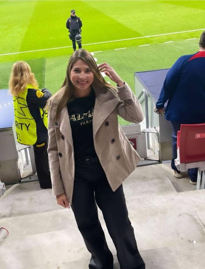 La guapa ceibeña publicó en sus redes sociales algunas fotografías que se tomó en el estadio del Atlético de Madrid.