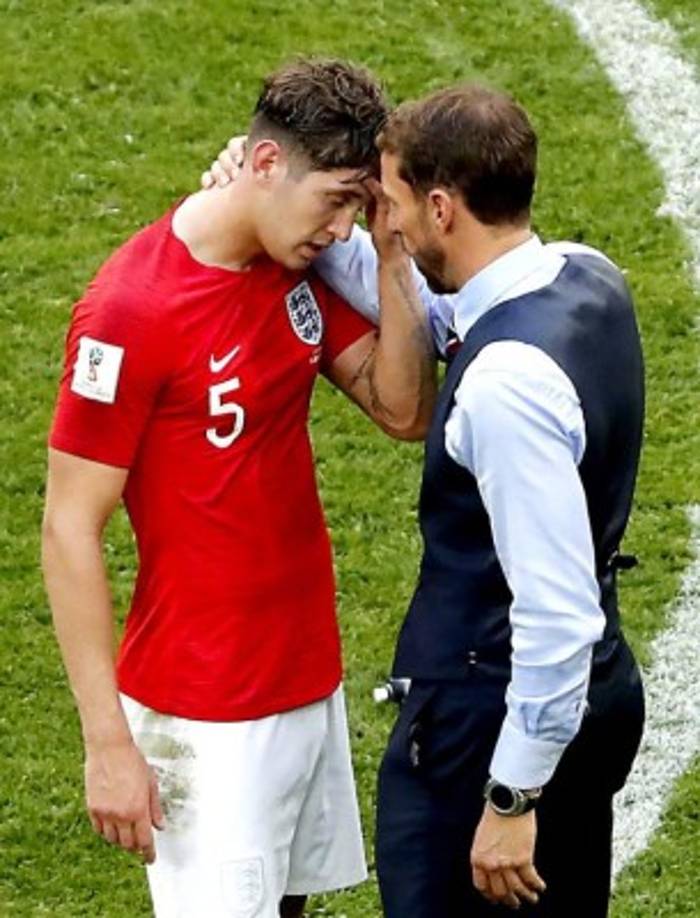 El zaguero John Stones estaba frustrado y fue consolado por su propio entrenador.