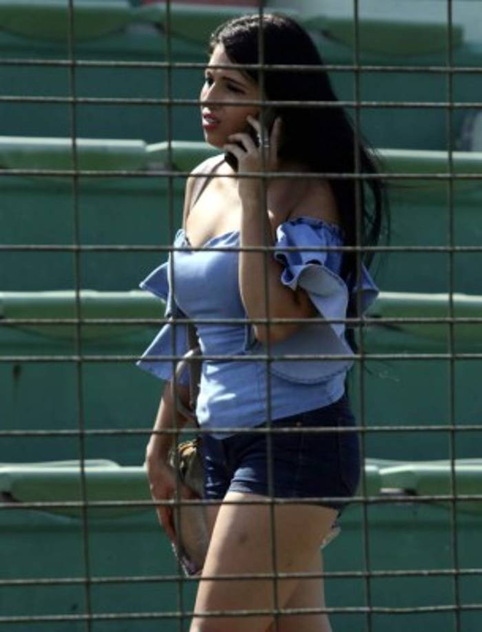 Las gradas en los estadios acogen bellas chicas.