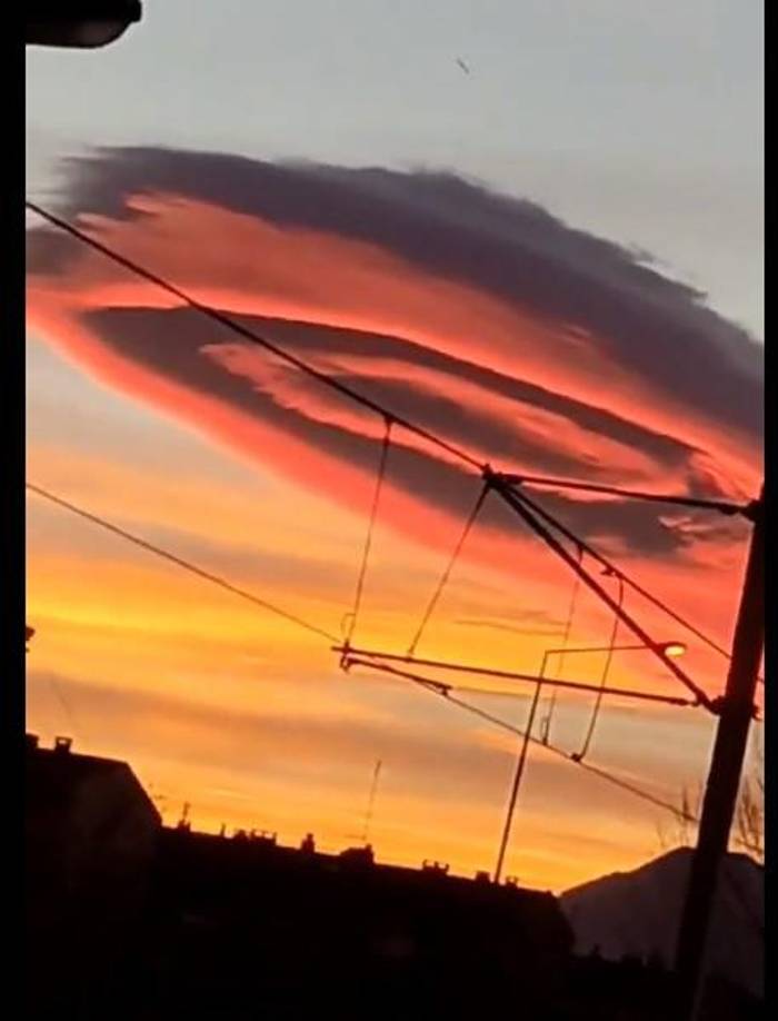 Para explicar este fenómeno, la Dirección Meteorológica del país dijo que este tipo de formación en los cielos se conoce como una “nube lente”.