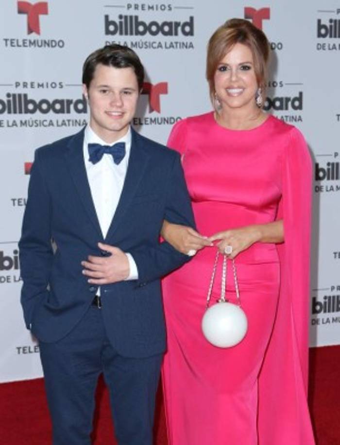 María Celeste con su hijo menor Adrián Arvesu.