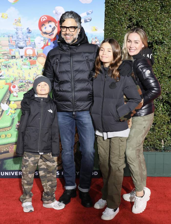 El actor mexicano asistió con toda su familia, Jaime Camil III, Elena Camil y Heidi Balvanera.