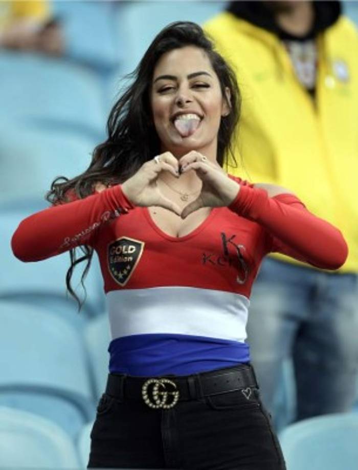 La modelo paraguaya Larissa Riquelme no faltó a la cita en el estadio Gremio Arena de Porto Alegre para apoyar a su selección.