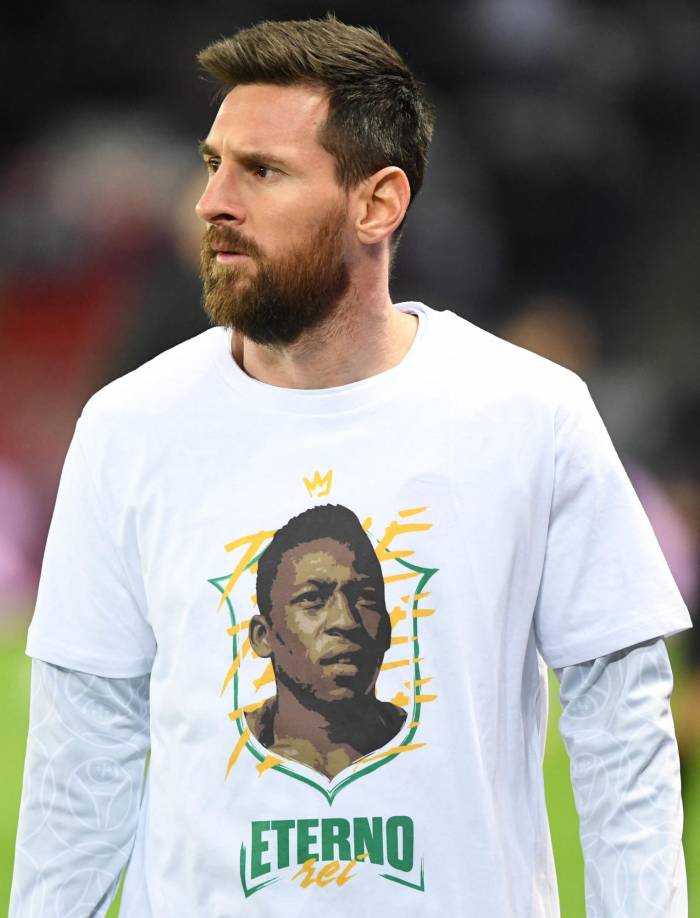 Lionel Messi se unió al homenaje a Pelé del PSG en su regreso al Parque de los Príncipes.