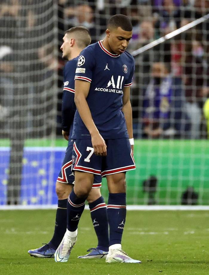 Mbappé se marchó cabizbajo y triste del Bernabéu por la eliminación del PSG.