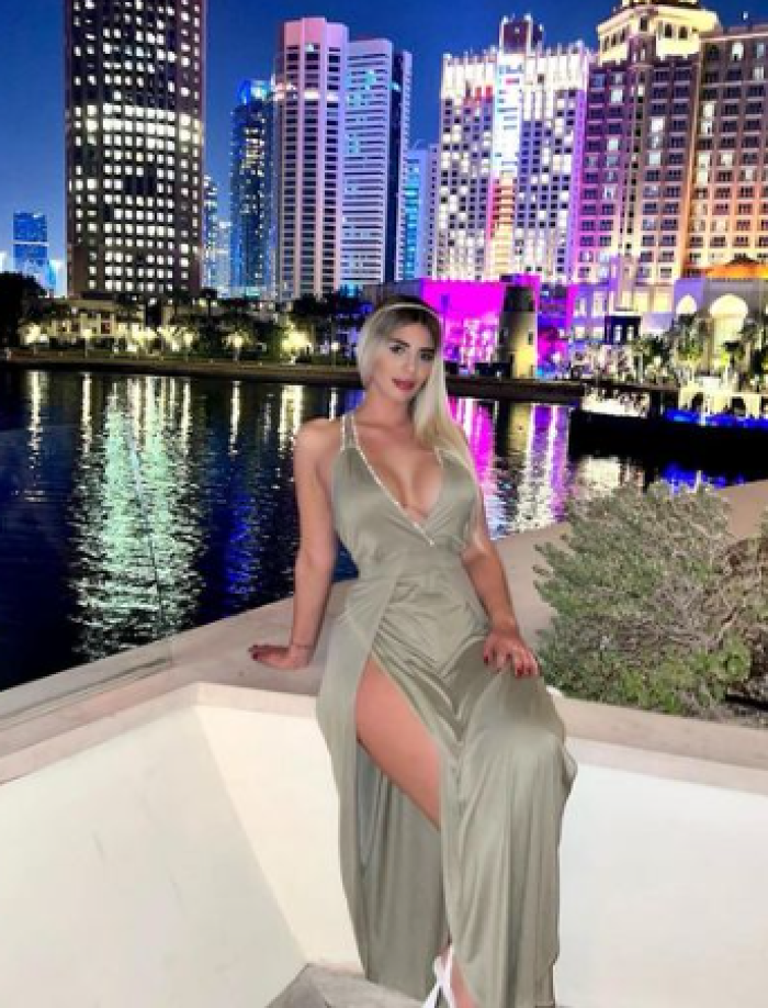 Milu Barbie fue la otra chica argentina que paralizó Qatar durante el Mundial. La joven presumió su cuerpazo pero junto a su amiga Noe Dreams tuvieron que salir huyendo.