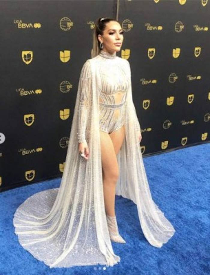 Para presentarse sobre el escenario Frida utilizó este segundo atuendo con el que se veía despampanante.