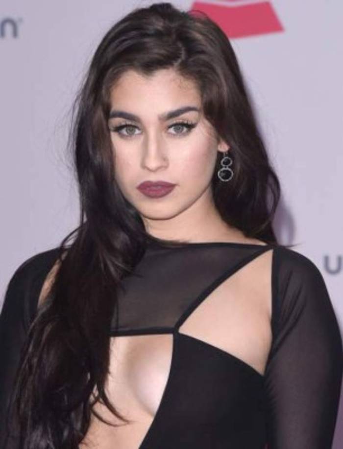 La cantante Lauren Jauregui, integrante del grupo Fifth Harmony confesó que es bisexual. 'Soy una mujer cubano americana bisexual y estoy orgullosa de ello. La sociedad nos define con las características que menos importan: nuestro peso, el color de nuestra piel, dónde nacimos, el tipo de sexo (M o F). No hay que satisfacer el sello de una categoría. Eres quien eres. Ámate', reveló Lauren Jauregui en una carta abierta publicada por Billboard.