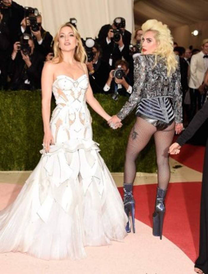 Kate Hudson en un Atelier Versace.