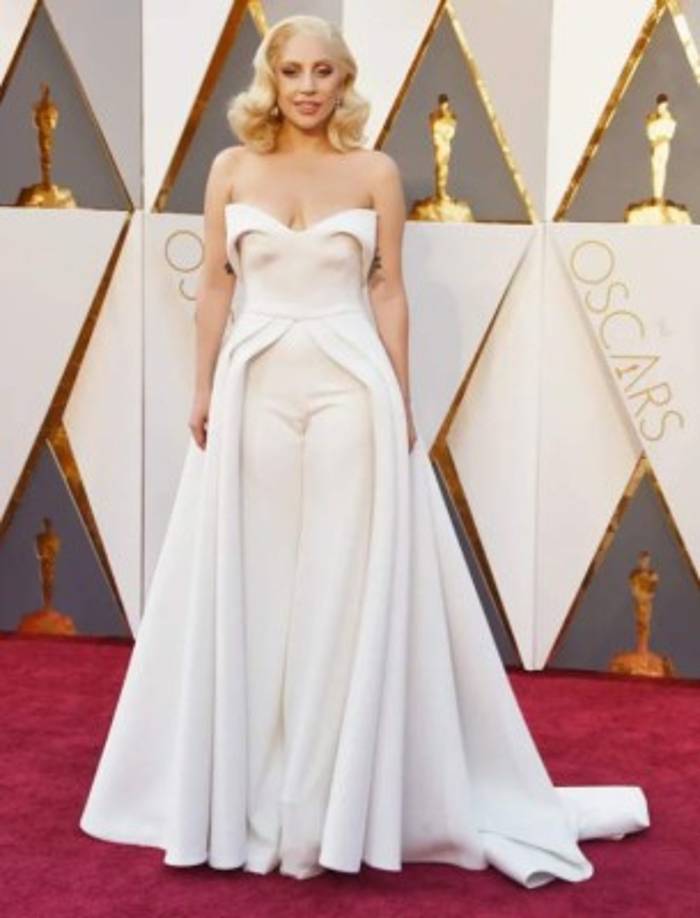 Lady Gaga<br/><br/>En 2016, Gaga obtuvo su primera nominación al Oscar en la categoría de Mejor Canción Original gracias a su composición musical 'Til It Happens to You', tema principal del documental 'The Hunting Ground'. A la ceremonia acudió ataviada en un diseño blanco de Brandon Maxwell. <br/><br/>Este año regresa a los Oscar gracias a su protagónico en la cinta 'A Star Is Born' y a su tema musical 'Shallow'.<br/><br/>