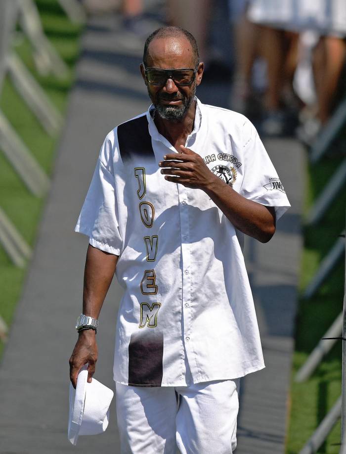 Muchos aficionados se mostraron cabizbajos e incluso lloraron en la despedida de Pelé.