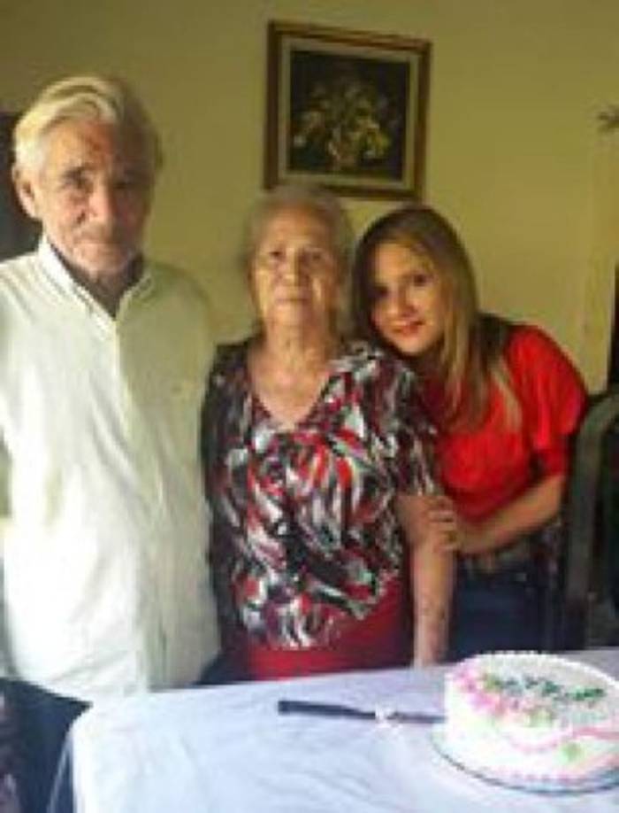 Elizabeth Reyes Espinal: Mi linda madresita Angelica Espinal Banegas eres la flor más bella que Dios creo para mi porque tu fuistes la que me instruhistes en el buen camino con tus consejos y regaños pero fue para bien te amo madre mia eres lo mas bello para mi.