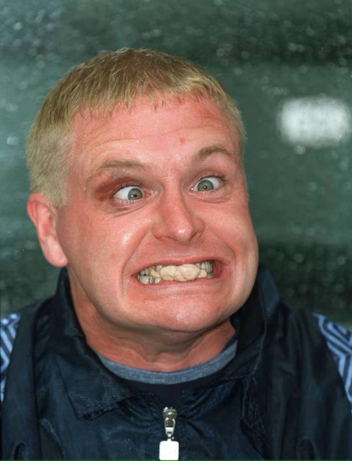 Paul Gascoigne - El exfutbolista inglés, que jugaba en la posición de centrocampista. En varias ocasiones reconoció beber cuatro botellas de whisky diarias y esnifar cocaína de forma habitual, perdió todo su dinero en vicios y en una clínica de desintoxicación.