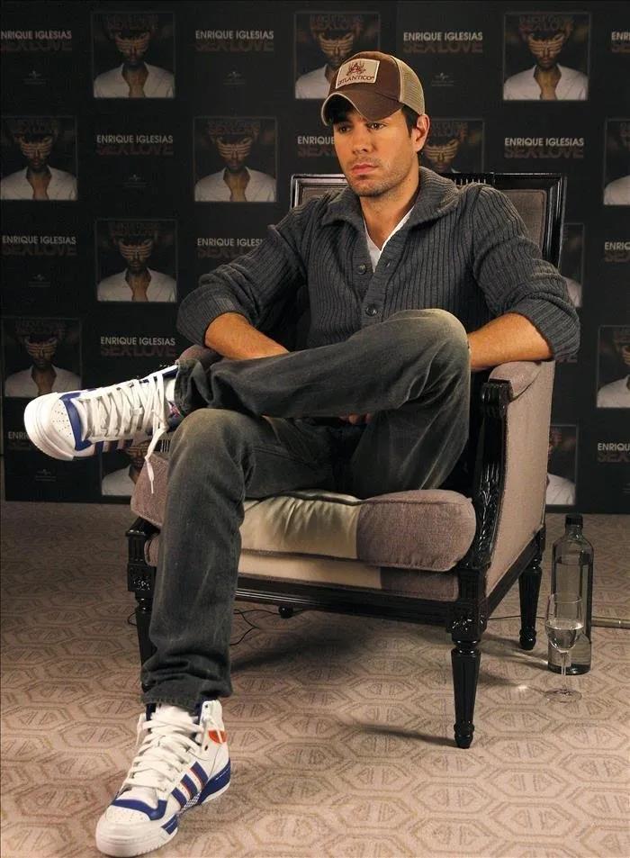 Enrique Iglesias celebra su 50 cumpleaños en plenitud personal