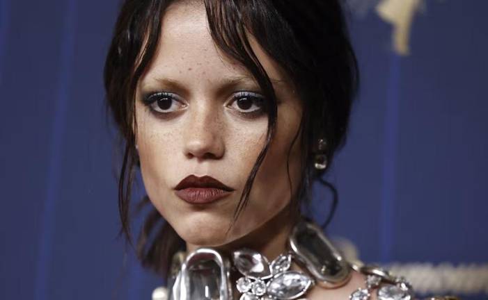 Hasta el momento, Jenna Ortega no se ha pronunciado públicamente sobre los comentarios en línea relacionados con su apariencia.