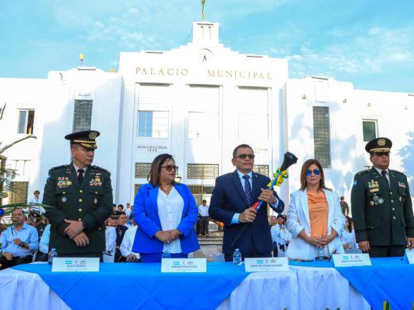 Autoridades civiles y militares presidieron los actos en el parque central. El alcalde Roberto Contreras fue representado por el regidor José Antonio Rivera y su esposa Dunia de Rivera.