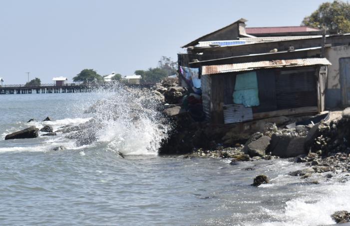 Los habitantes a orillas del mar en los barrios Inglés, El Higüerito, y “New York”, son afectados todos los días hasta con el oleaje normal.