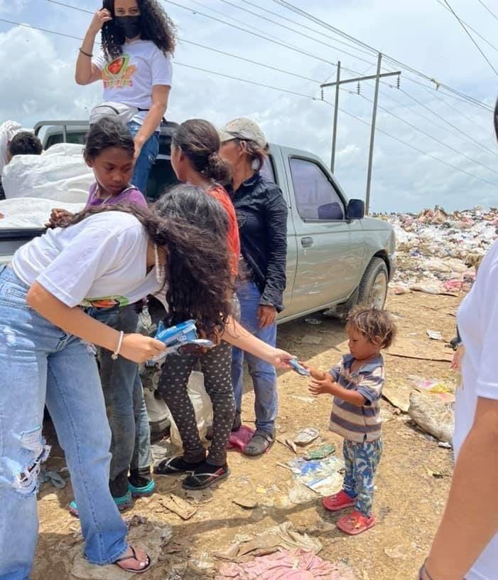 Voluntarios de unos de los proyectos nominados llevan víveres a personas de escasos recursos.