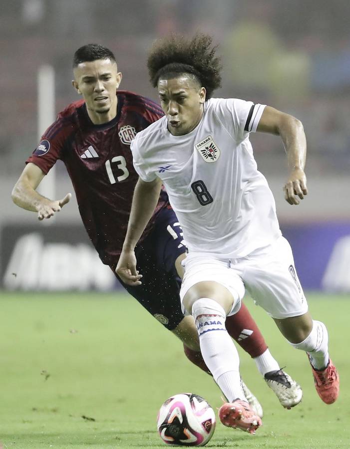 Jefferson Brenes de Costa Rica siguiendo a Adalberto Carrasquilla de Panamá.