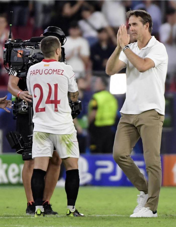 Julen Lopetegui se despidió de la afición del Sevilla al final del partido.